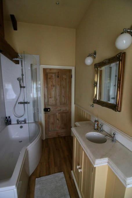 Characterful Yorkshire Cottage, Beautiful Views ภายนอก รูปภาพ